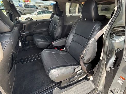 Used 2016 Toyota Sienna SE FWD image 12