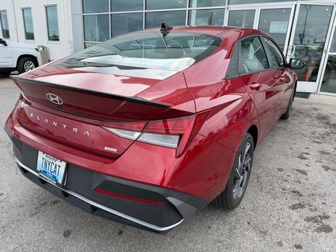 Used 2025 Hyundai Elantra SEL image 3