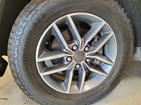 Used 2018 Jeep Grand Cherokee Laredo image 31