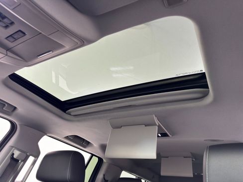 Used 2015 Chevrolet Suburban LTZ image 11