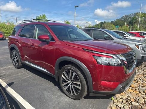 Used 2023 Nissan Pathfinder Platinum w/ Cargo Package image 3