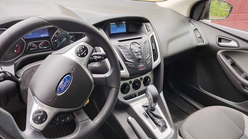 Used 2014 Ford Focus SE w/ SE Winter Package FWD image 12