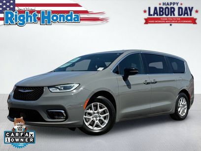 Used 2025 Chrysler Pacifica Select