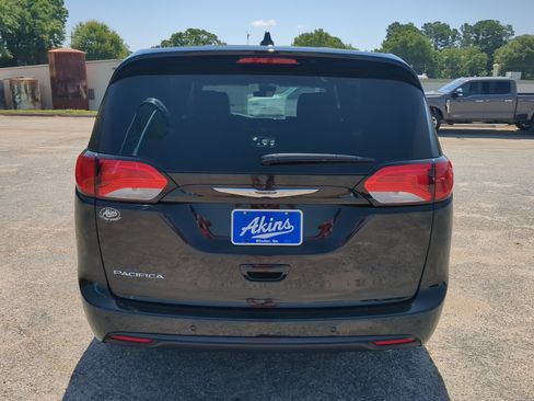 New 2027 Chrysler Pacifica LX FWD image 4
