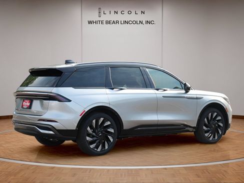 Used 2025 Lincoln Nautilus Reserve AWD/4WD image 5