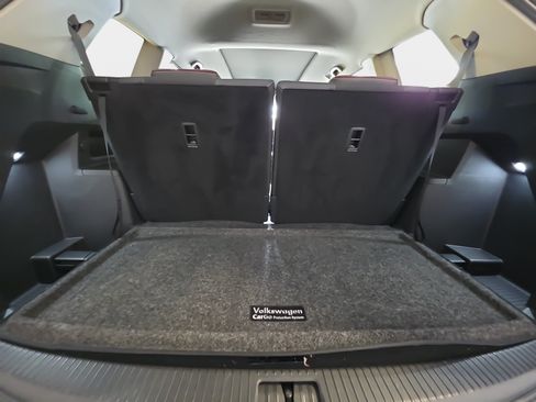 Used 2024 Volkswagen Atlas Peak Edition SEL AWD/4WD image 13