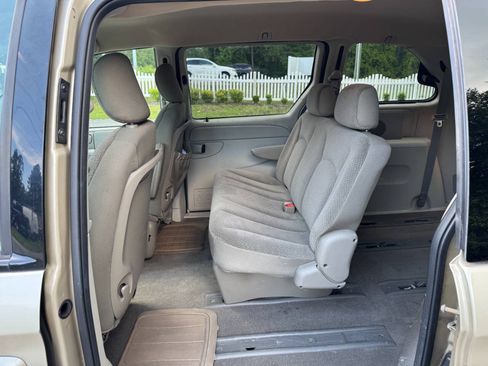 Used 2005 Chrysler Town & Country FWD image 10