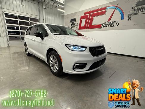 New 2026 Chrysler Pacifica Limited image 1