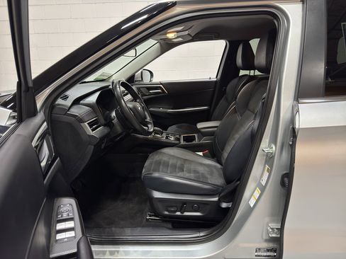 Used 2024 Mitsubishi Outlander SE image 13
