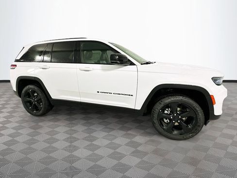New 2025 Jeep Grand Cherokee Altitude image 3