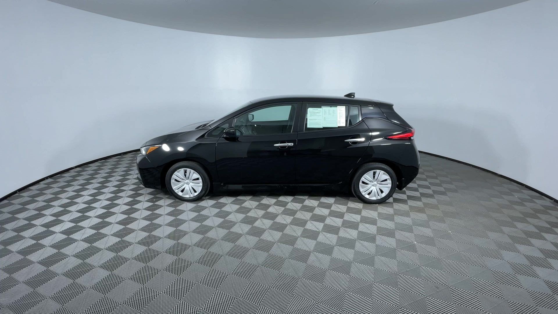 Certified 2025 Nissan Leaf S FWD image 5