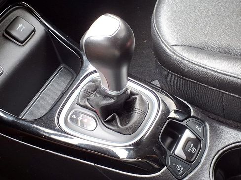 Used 2019 Jeep Compass Latitude FWD image 14