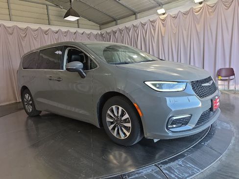 Used 2023 Chrysler Pacifica Touring-L FWD image 10