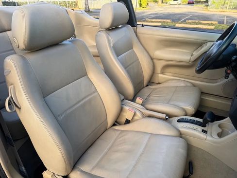 Used 2002 Volkswagen Cabrio GLX image 10