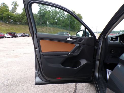 Used 2018 Volkswagen Tiguan SE w/ Panoramic Sunroof Package AWD/4WD image 23