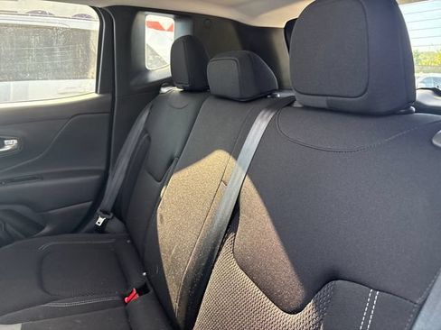 Used 2023 Jeep Renegade Altitude w/ Sun/Sound Group AWD/4WD image 10