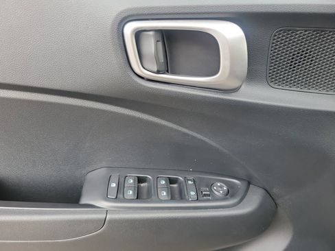 Used 2023 Hyundai Venue SEL image 17