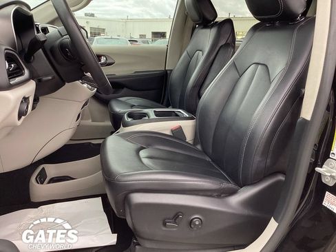 Used 2024 Chrysler Pacifica Touring-L FWD image 14