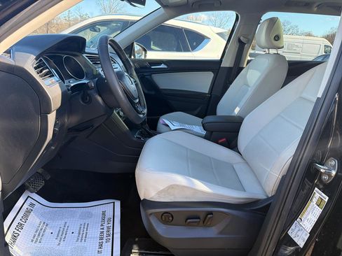 Used 2021 Volkswagen Tiguan SE w/ Panoramic Sunroof Package image 18