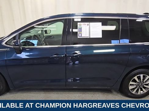 Used 2023 Chrysler Pacifica Touring-L FWD image 7