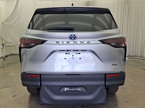 Used 2024 Toyota Sienna LE FWD image 26