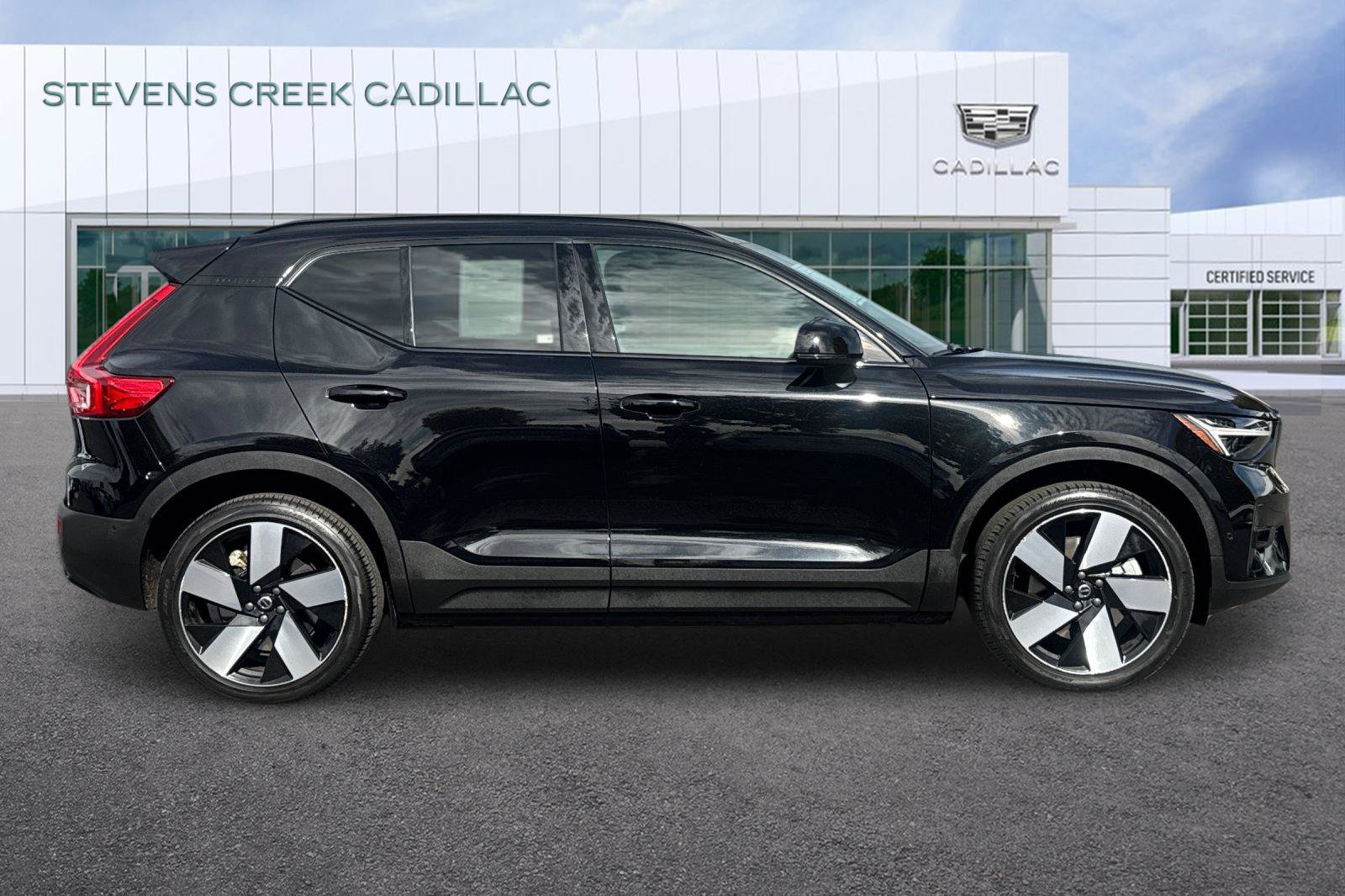 Used 2023 Volvo XC40 Recharge Ultimate AWD/4WD image 2