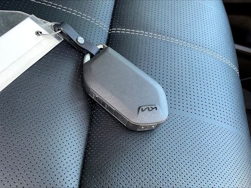 Used 2024 Kia Telluride EX w/ EX Captain's Chair Package image 19