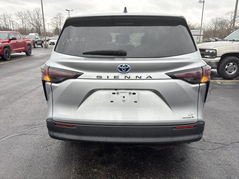 Used 2024 Toyota Sienna LE image 4