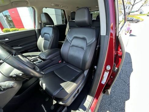 Used 2023 Nissan Pathfinder SL w/ Black Appearance Package AWD/4WD image 15