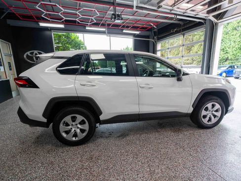 Used 2025 Toyota RAV4 LE AWD/4WD image 4