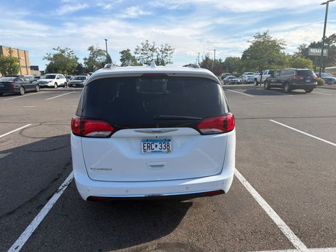 Used 2020 Chrysler Pacifica Touring-L FWD image 6