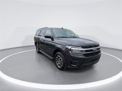 Used 2024 Ford Expedition XLT image 2