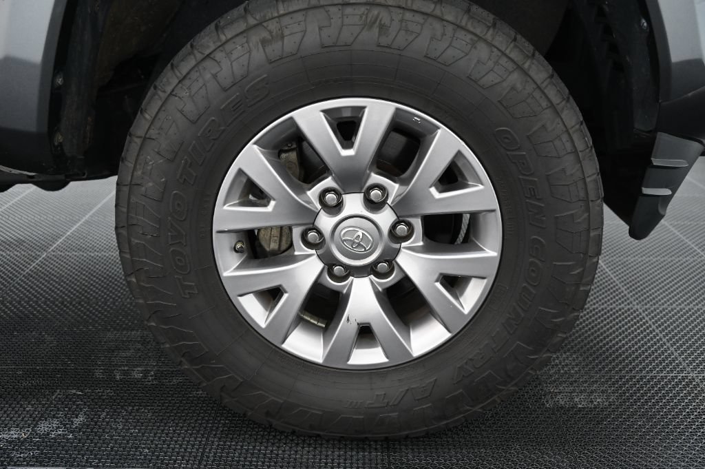 Used 2018 Toyota Tacoma SR5 AWD/4WD image 41