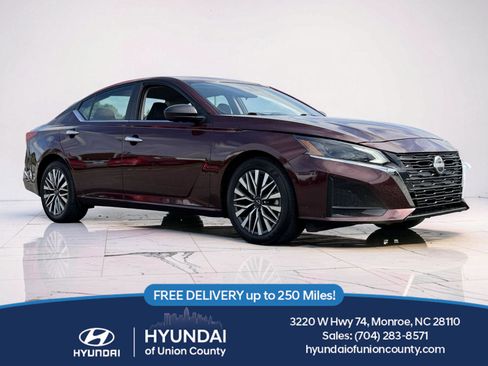 Used 2025 Nissan Altima 2.5 SV FWD image 1