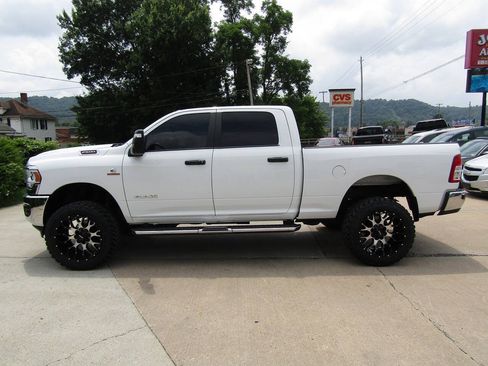 Used 2024 RAM 2500 Big Horn w/ Off Road Package AWD/4WD image 4