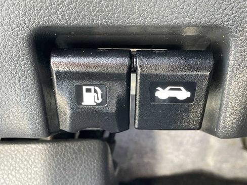 Used 2016 Nissan Rogue SV FWD image 26