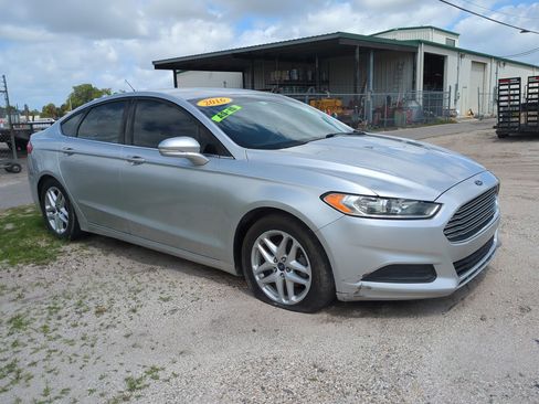 Used 2016 Ford Fusion SE FWD image 2
