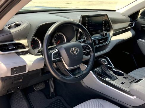 Used 2022 Toyota Highlander LE FWD image 16
