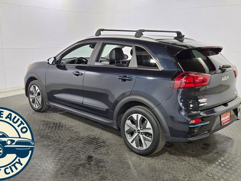 Used 2022 Kia Niro EX w/ Cold Weather Package FWD image 5