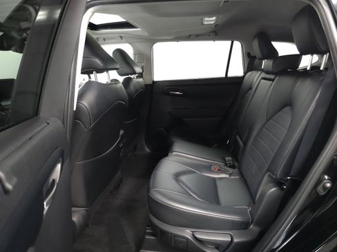 Used 2023 Toyota Highlander XLE AWD/4WD image 5