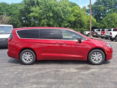 Used 2026 Chrysler Pacifica Select image 9