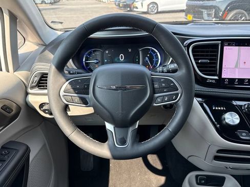 Used 2024 Chrysler Pacifica Limited FWD image 9