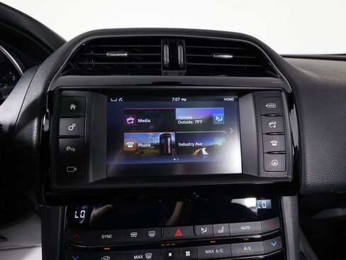 Used 2017 Jaguar F-PACE Premium image 36