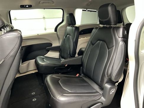 Used 2023 Chrysler Pacifica Touring-L w/ Uconnect Theater Family Group AWD/4WD image 23
