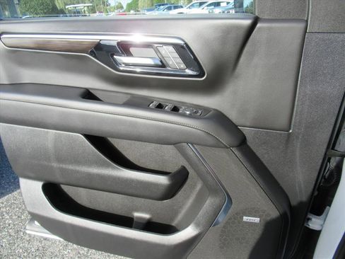 Used 2025 Chevrolet Suburban Premier image 23