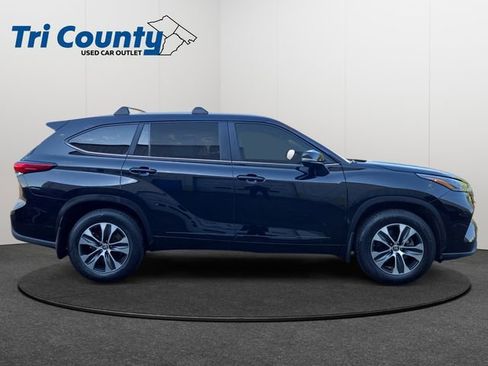 Used 2023 Toyota Highlander XLE AWD/4WD image 9