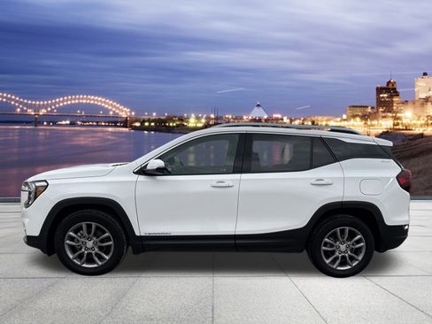 Used 2024 GMC Terrain SLT image 2