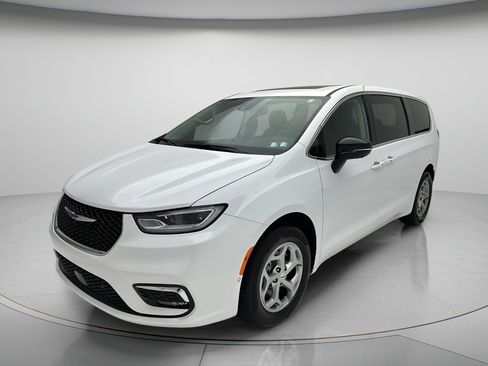 Used 2024 Chrysler Pacifica Limited w/ Trailer Tow Group AWD/4WD image 3