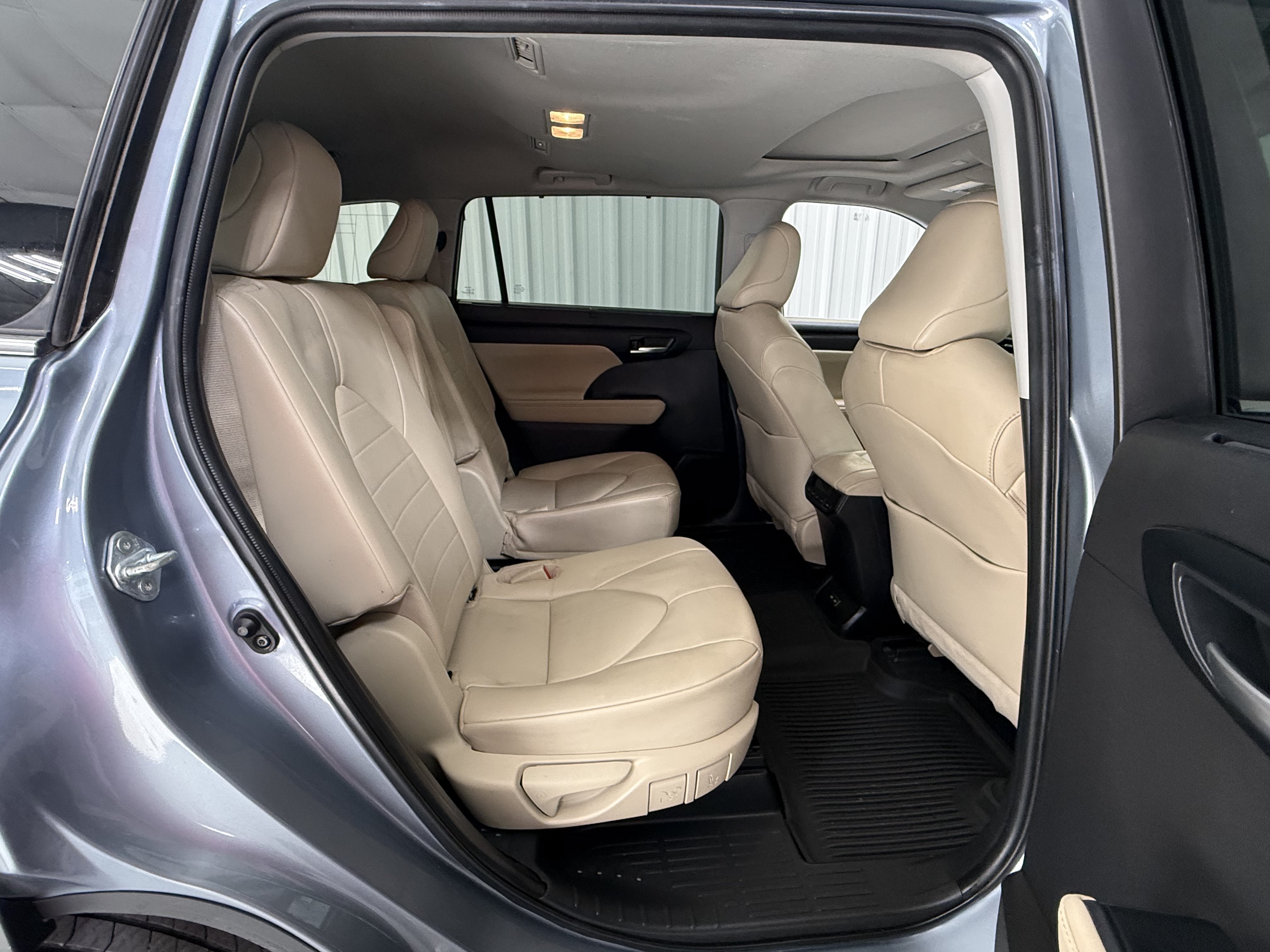 Used 2023 Toyota Highlander XLE AWD/4WD image 10