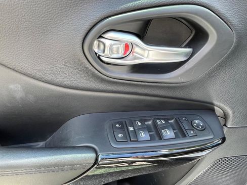 Used 2020 Jeep Cherokee Latitude Plus image 18